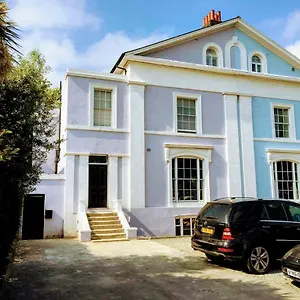 Apartment Elegant Parkside Flat: Blackheath Common Period Building, London