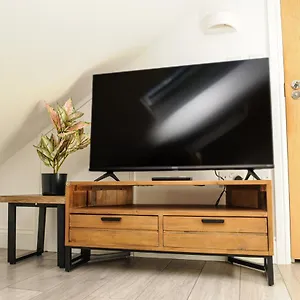 Apartment Luxury 5 Star - Parking, Garden, Nr Greater Metro Stations, London